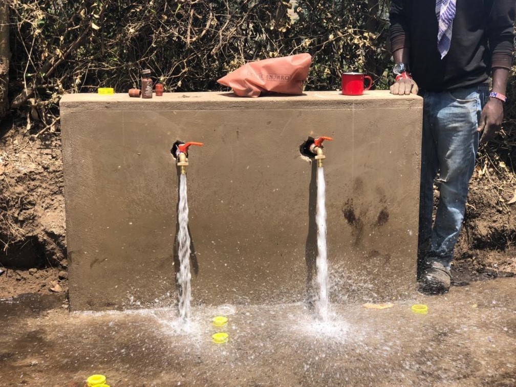 Wasserhähne an der neuen Wasserstelle in Engawalet